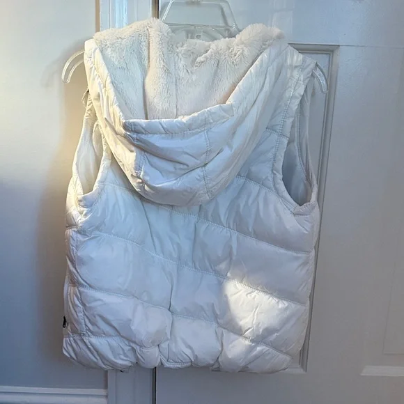 American Eagle Outfitters White Puffer Vest - Picture 3 of 5